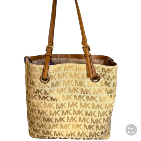 Michael Kors Jet Set Tote - Picture 2 of 11